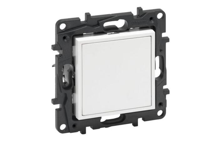 Заглушка Niloe Step Білий 863100 Legrand - Зображення 164732087-1234f.jpg