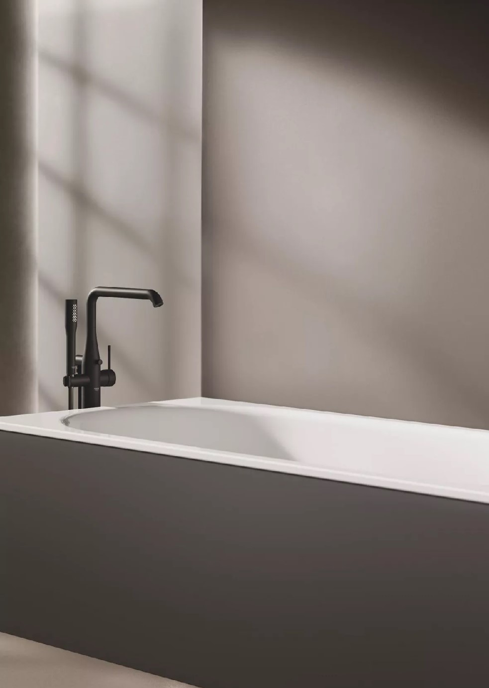 Змішувач підлоговий для ванни Essence 25248KF1 Black Grohe - Зображення 164730918-e1d1a.jpg