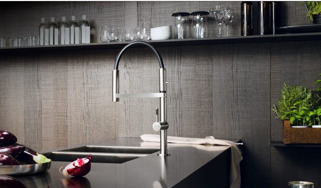Змішувач для кухні з гнучким виливом