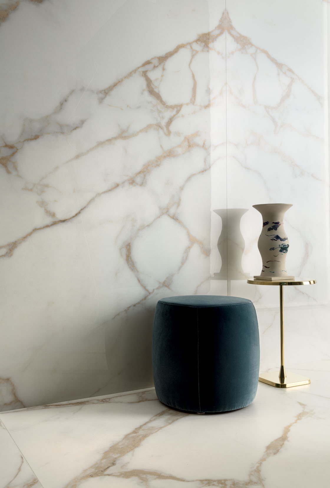 Плитка керамогранитная Delight LS6DLT0A Calacatta Oro Touch 1200x2600x6 Lea Ceramica - Зображення 47223-3675_z_lea-delight-calacattaoro-nat-6mm-calacattaoro-lev-butterfly-lev-6mm-living-004_q0rc-qu.jpg