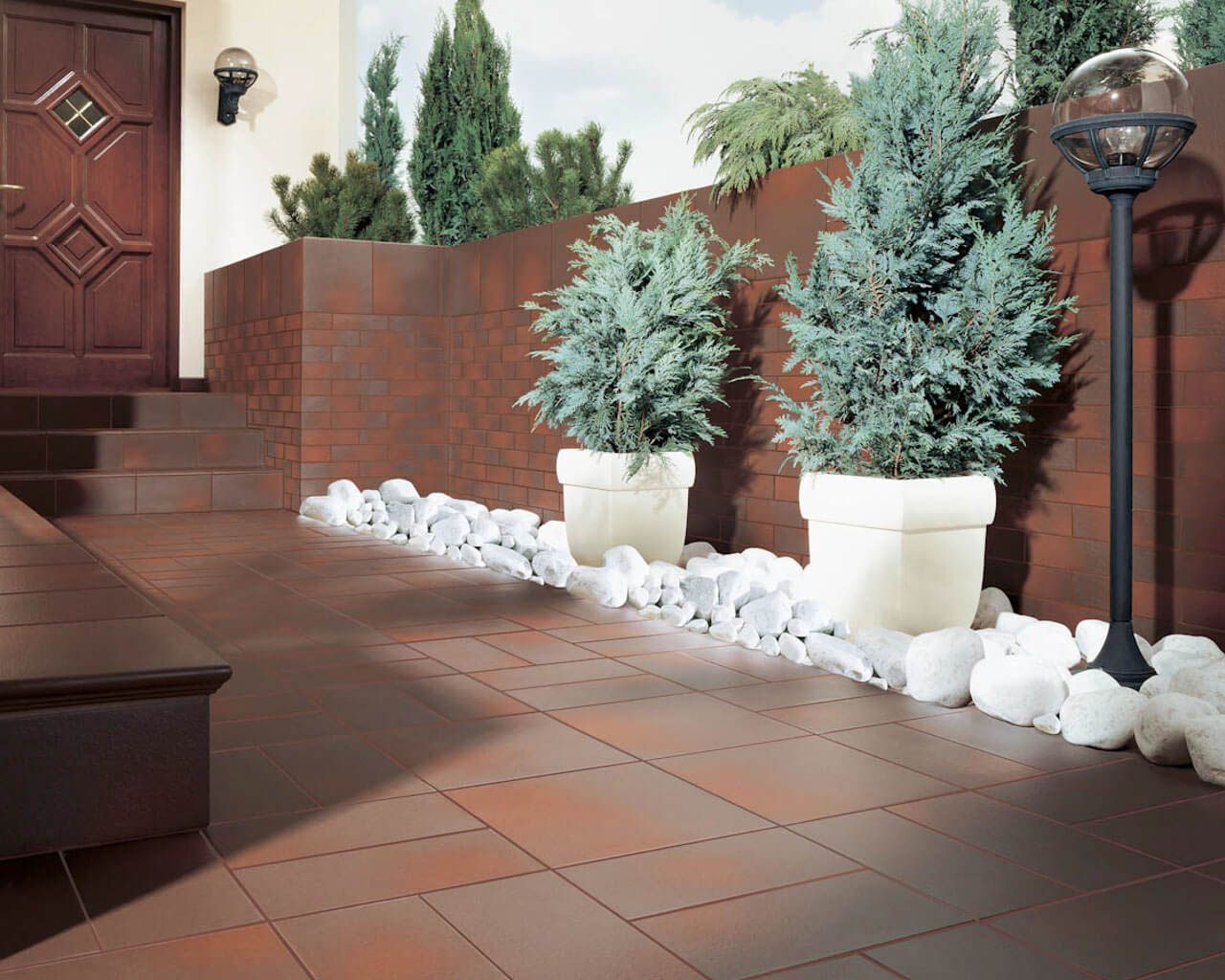 Плитка напольная Cloud Brown Duro STR 300x300x11 Paradyz - Зображення e385b-aranzacja-klasycznego-brazowego-tarasu-cloud-ceramika-paradyz.jpg